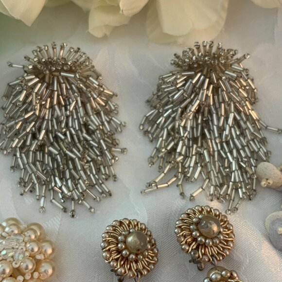 COLLECTION OF VINTAGE SEED BEAD & FAUX PEARL CLIP EARRINGS (4) - Picture 6 of 13